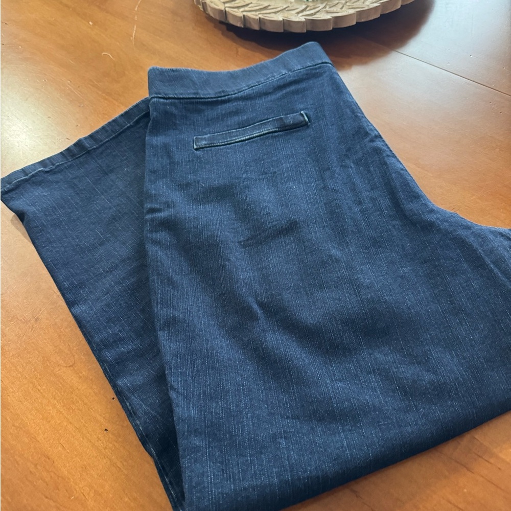 Chic Dark Denim Stretch Jeans - Picture 3 of 4
